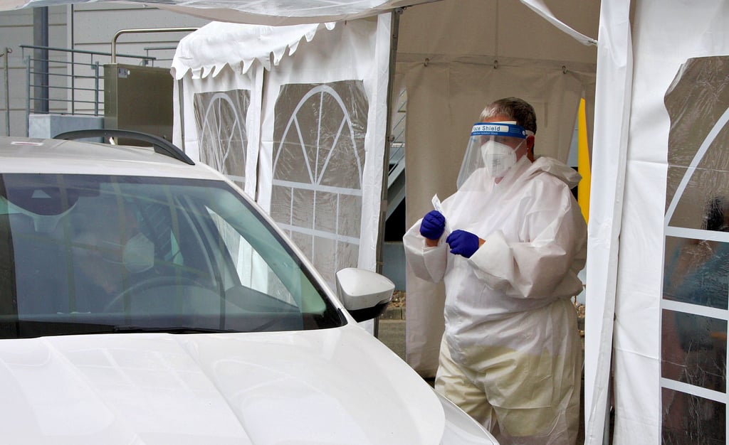 Ein Autofahrer besucht das Drive-In Testzentrum in Salzwedel für einen Corona-Test. Die Salzwedeler Anbieter weisen jegliche Vorwürfe zu möglichem Abrechnungsschwindel zurück.