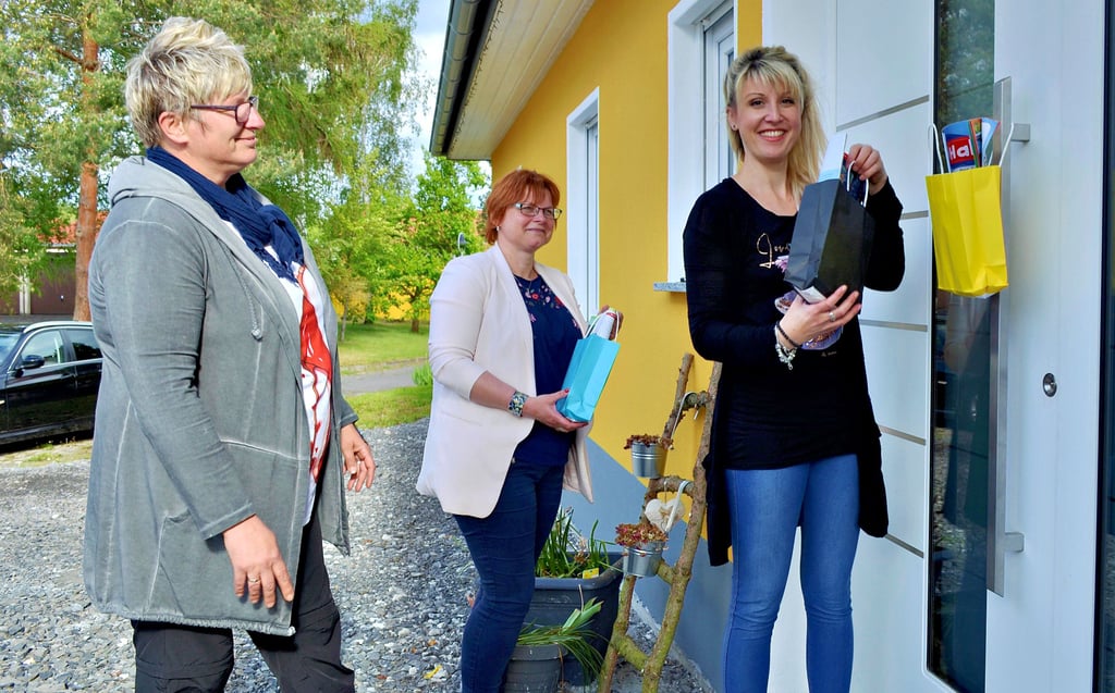 Diana Hinze, Sandra Sowoidnich und Susann Walter (v. li.) vom Verein „Kinder- und Jugendarbeit“ verteilen Überraschungen am Vorabend des Kindertages in Dederstedt. Für jedes Kind im Alter von null bis 14 Jahren gab es je einen „Kindertagsnikolaus“.