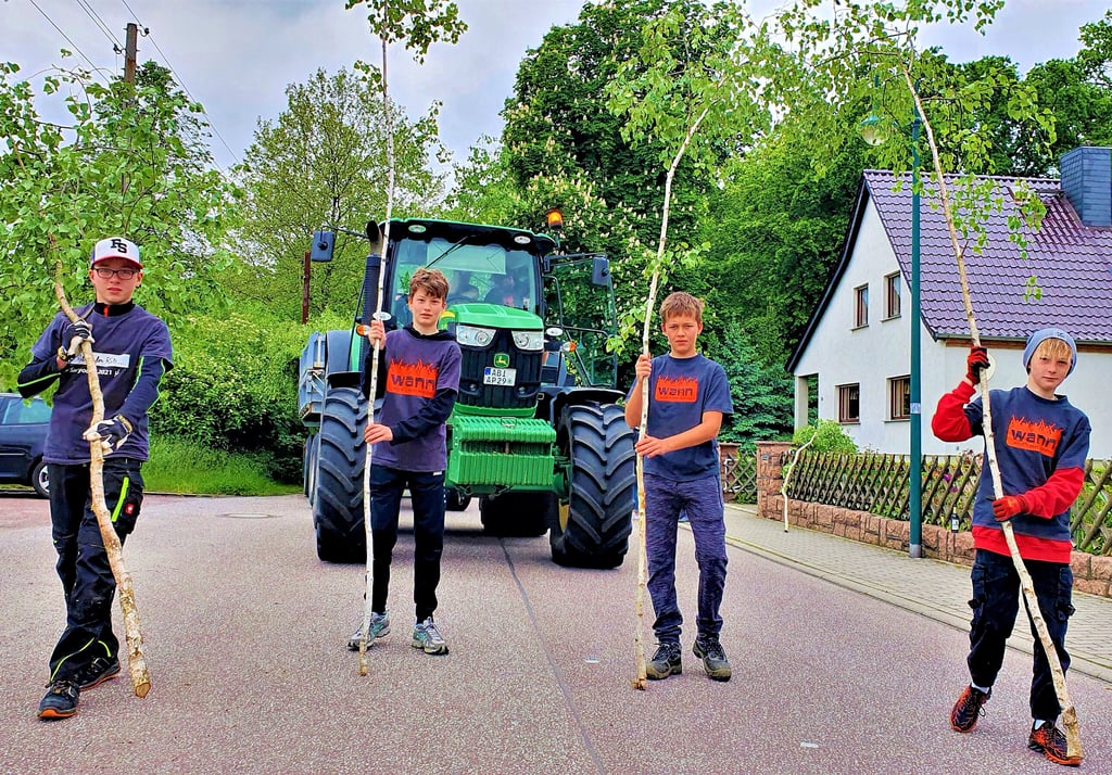 Zum zweiten Mal konnte zum „Kleene Pfingsten“ nicht mit umfangreichem Programm gefeiert werden. Trotz allem gab es eine Premiere: Die Jugend wurde zum Austragen der Maien herangezogen: Clemens Picht, Frederik Pforte, Josef Ksiazeal und Johannes Malchin (v.li.).