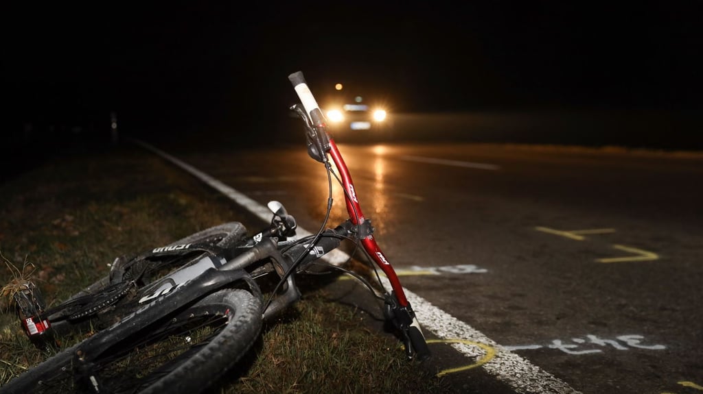 Ein Radfahrer verunglückt an einer Landstraße - Fehlende straßenbegleitende Radwege können in Sachsen-Anhalt zu tödlichen Unfällen führen.