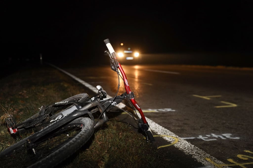 Ein Radfahrer verunglückt an einer Landstraße - Fehlende straßenbegleitende Radwege können in Sachsen-Anhalt zu tödlichen Unfällen führen.