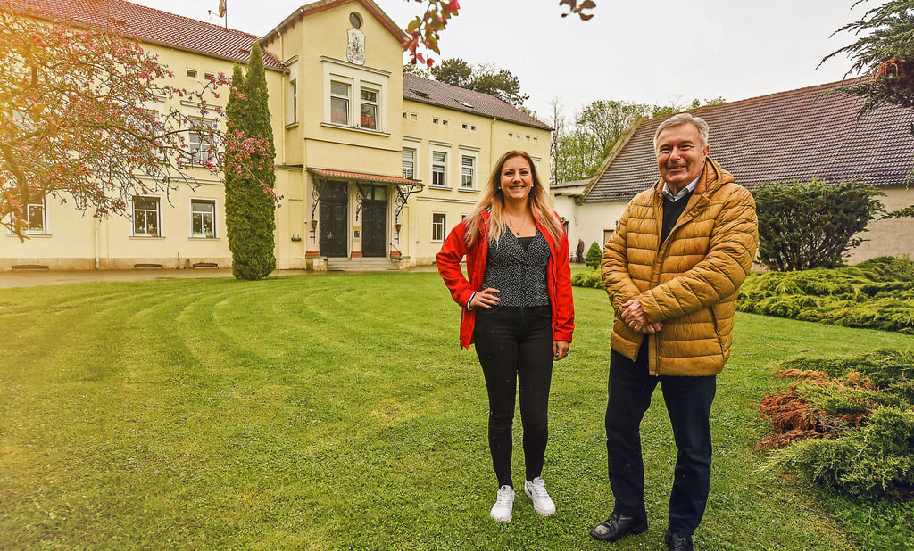 Eigentümer Wolfgang Hick und Yasmin Höher, die hier eine Kindertagespflege leitet, vor dem Herrenhaus in Schafsee