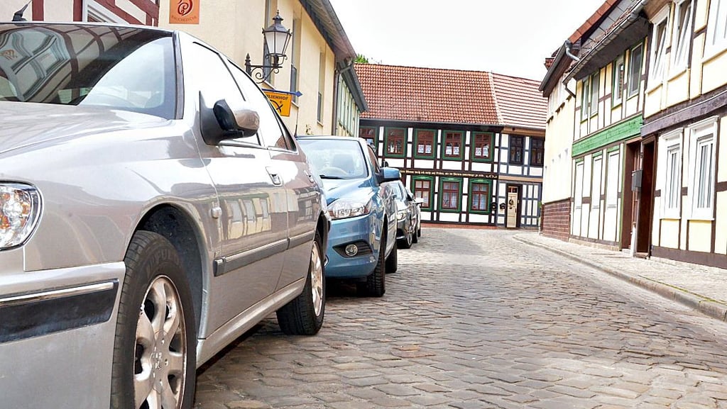Parkende Autos in der Schmiedestraße und den anderen Gassen rund um die Marienkirche sind Stein des Anstoßes.