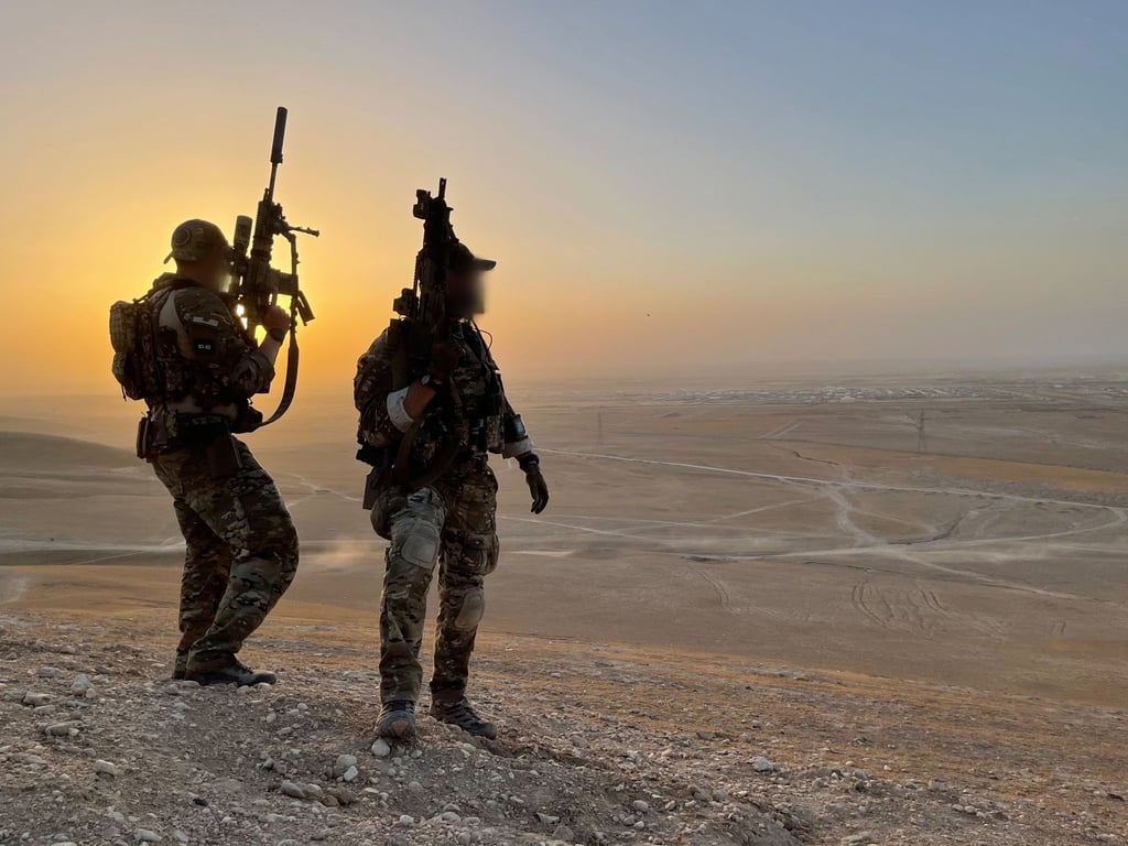 Soldaten des Kommando Spezialkräfte (KSK) sichern das Gelände nahe dem Camp Marmal im Norden Afghanistans.