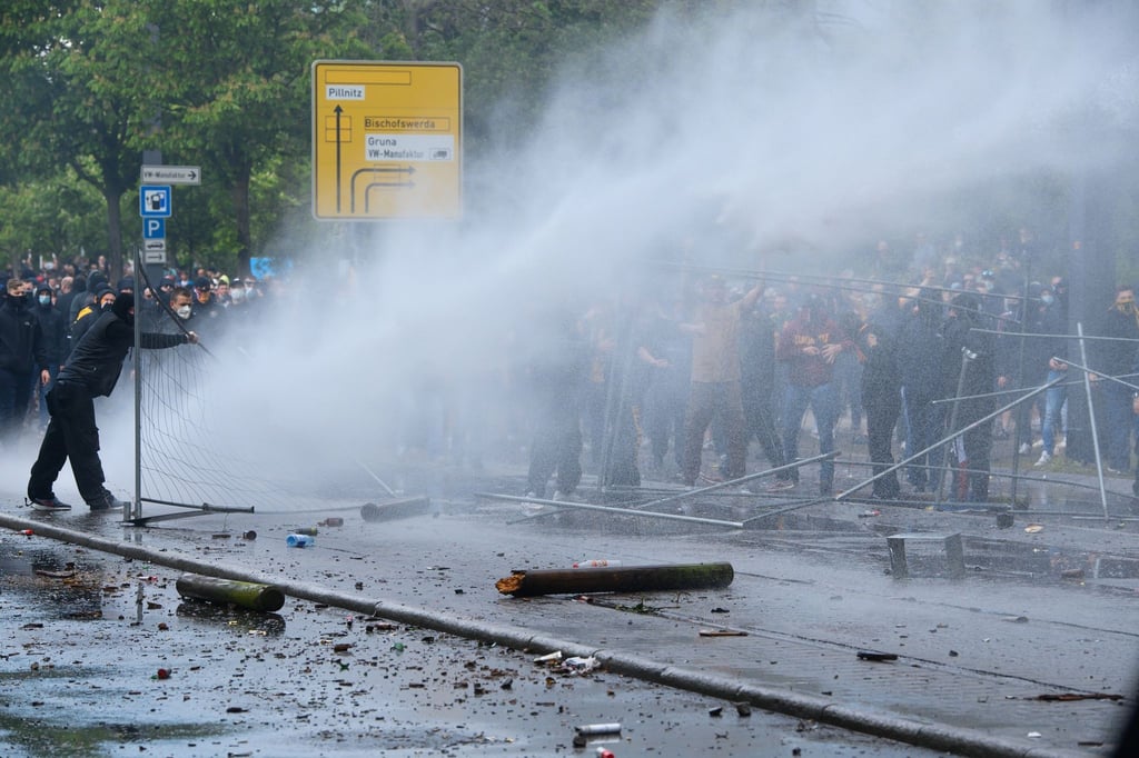 Dynamo-Fans randalieren vor dem Stadion.