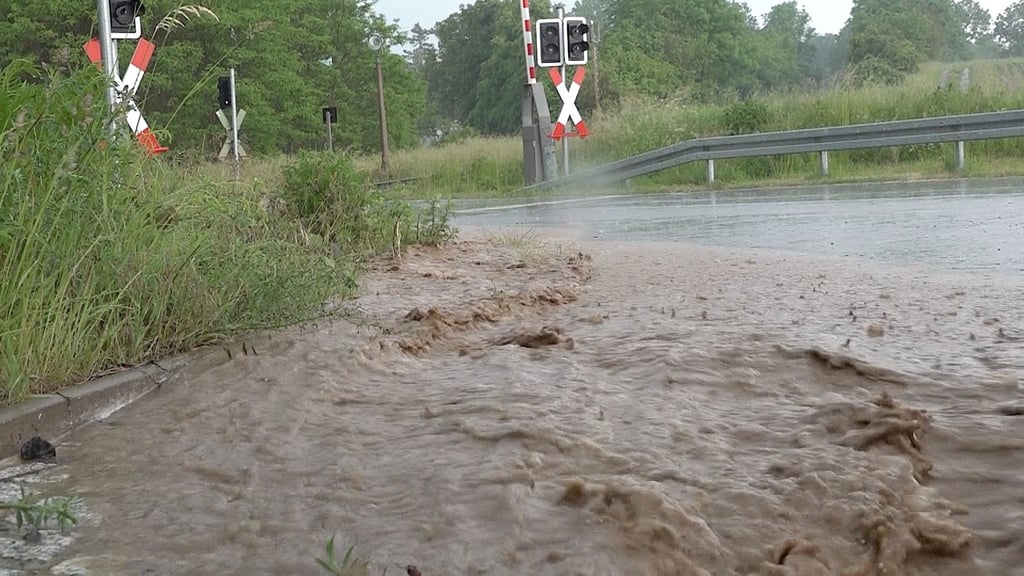 Bei Langenstein drückte das Wasser Schlamm von den umliegenden Äckern in die Ortschaft.