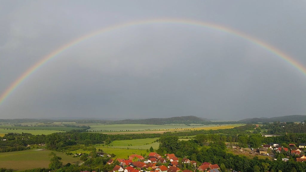 Am späten Abend war das Unwetter vorbei - als Belohnung gab es einen Regenbogen.