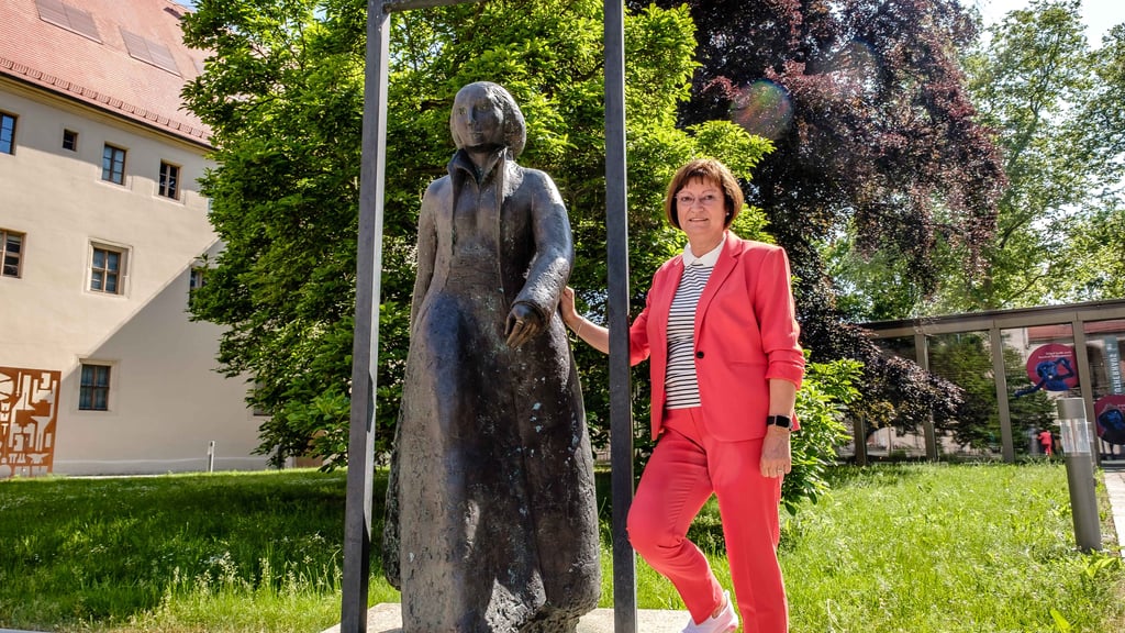 Zwei bekannte Wittenbergerinnen: Gabriele Haseloff am Denkmal für Katharina von Bora.
