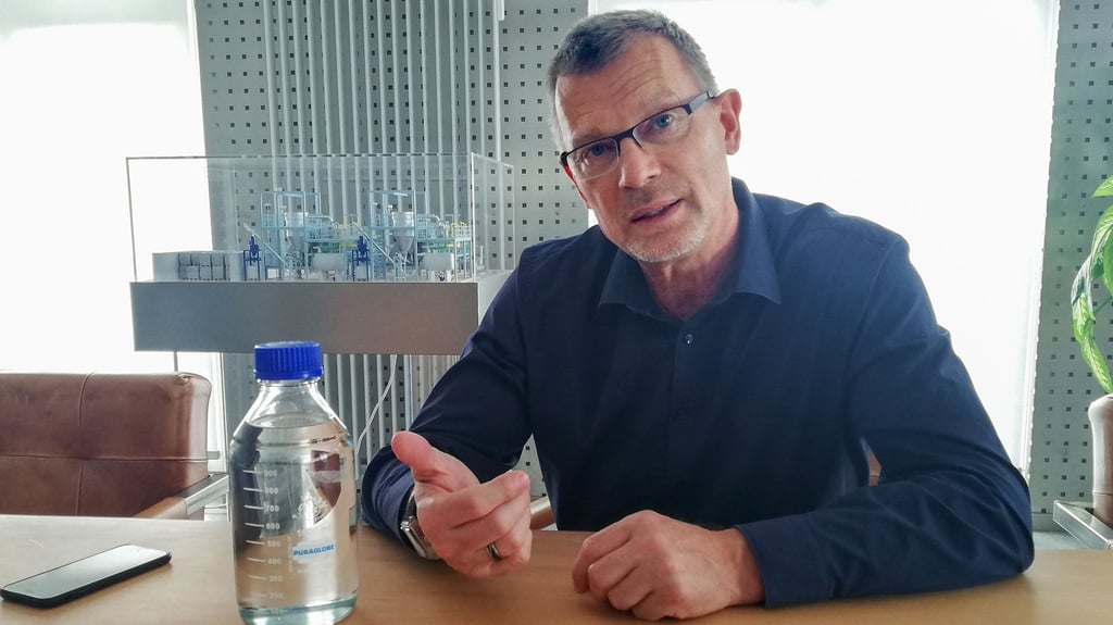 Andreas Schüppel, Firmenchef von Puraglobe, will im Chemieparkes die dritte Raffinerie zur Aufbereitung von Motorenöl bauen. Das Produkt in der kleinen Flasche ist Öl und so klar wie Wasser.