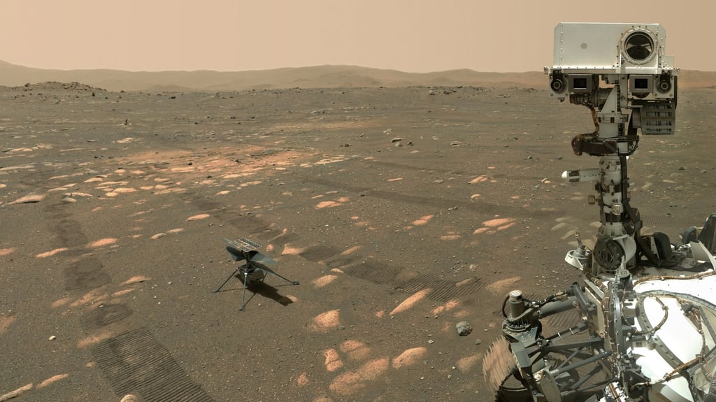 Der US-Rover „Perseverance“ (r) neben dem Mini-Hubschrauber „Ingenuity“ auf dem Mars.