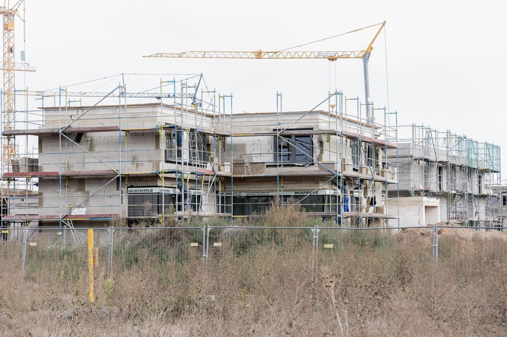 Reihenhäuser, Doppelhaushälften, Häuser und Mehrfamilienhäuser werden auf einem Baufeld am Stadtrand von Köln in Hürth Efferen gebaut.
