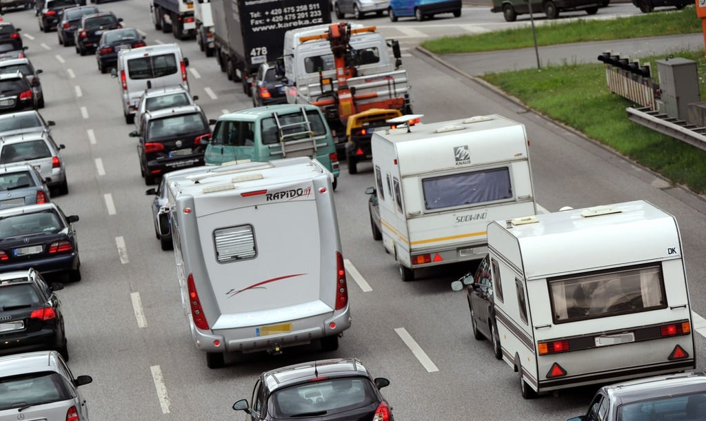 Die Urlaubs-Saison hat begonnen: Vor allem auf den Strecken von und zu den deutschen Küsten dürfte es in den kommenden Tagen voll werden.