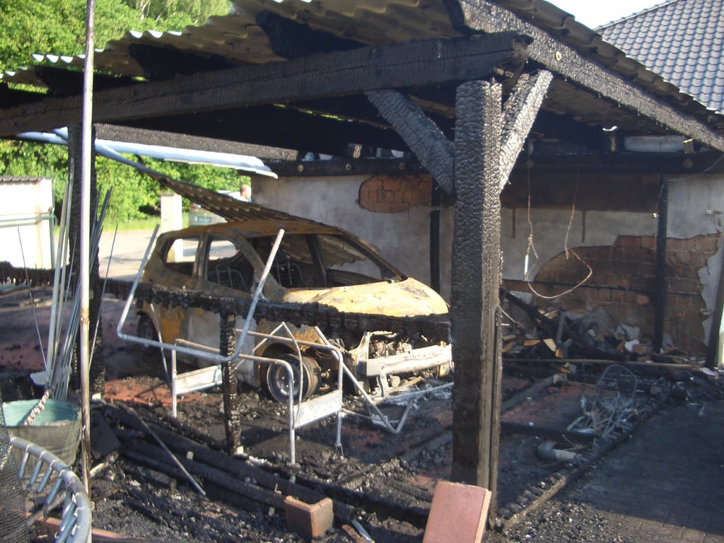 Durch den Pkw-Brand wurde auch ein Carport stark beschädigt.