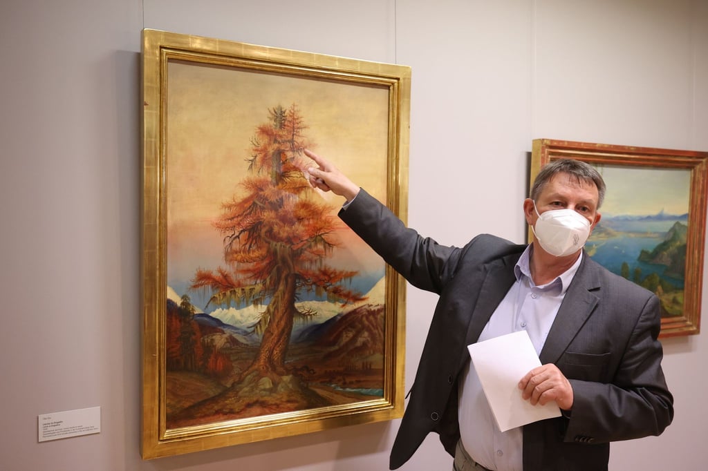 Holger Saupe, Leiter der Kunstsammlung, zeigt auf das Gemälde "Lärche im Engadin" des Malers Otto Dix.