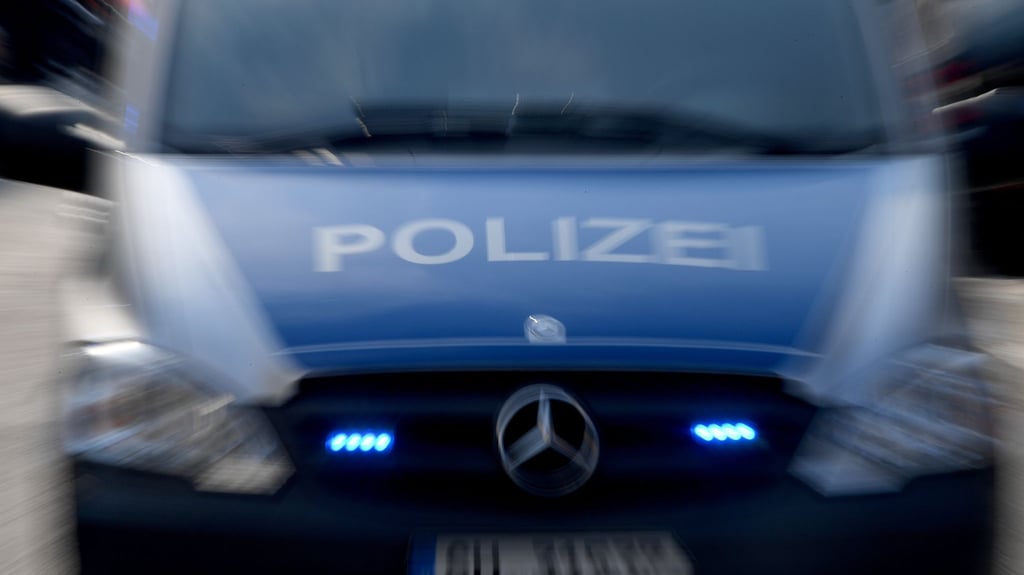 Die Polizei fahndet nun nach den Tätern. Foto: Carsten Rehder/dpa/Archivbild
