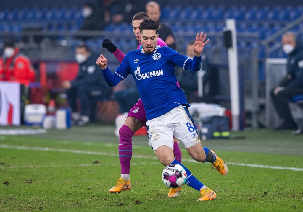 Schalkes Suat Serdar (r) und Hoffenheims Mijat Gacinovic kämpfen um den Ball.