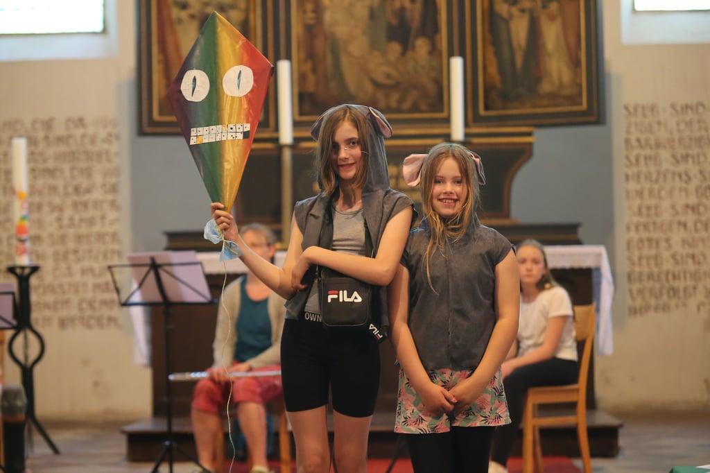 Emily (links) und Maya Zesing spielen in dem Musical heute Nachmittag die beiden Mäuse Leo und Zoe. Bei der Aufführung sollen die Kindergartenkinder, die im Publikum sitzen werden, sich mit eigenen Liedern beteiligen.