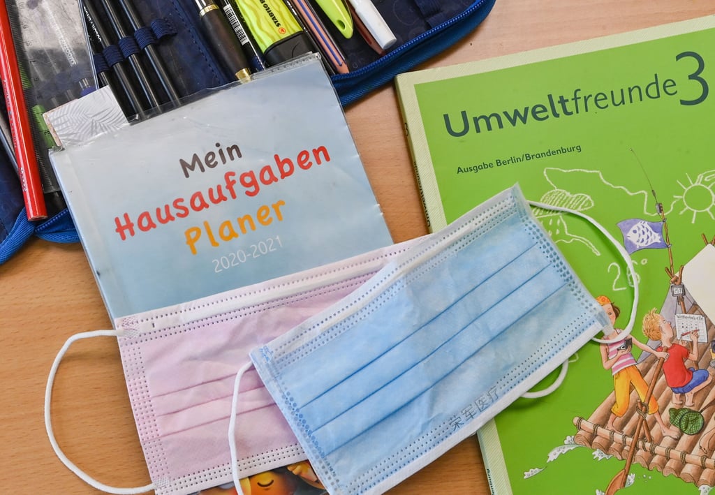 Noch gehören die Masken zur Grundausstattung aller Schüler.