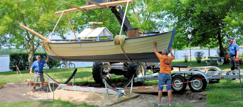 ?Der fliegende Schwede" schwebt im Hafen des Löderburger Sees ein. Kinder werden das Piratenboot auf dem Spielplatz lieben.