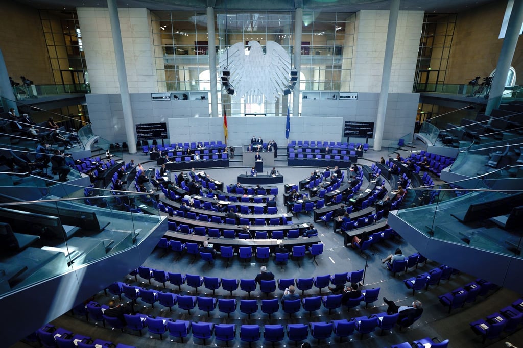 Peter Tschentscher (SPD, am Rednerpult), Erster Bürgermeister von Hamburg, spricht bei der Sitzung des Bundestags zu den Abgeordneten. Thema ist die deutsche Nachhaltigkeitsstrategie und der Klimaschutz.
