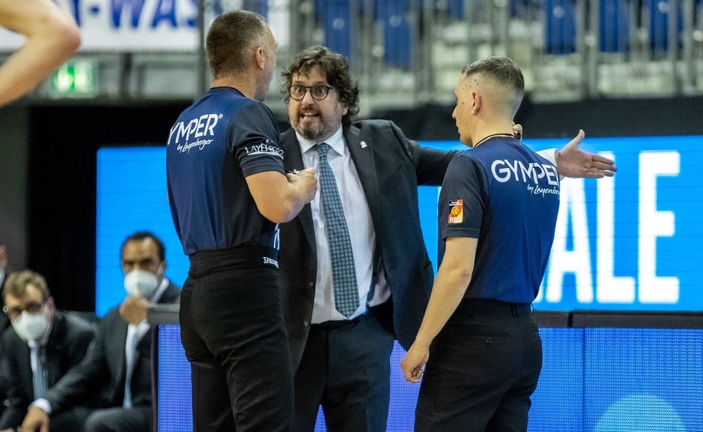 Trainer Andrea Trinchieri (M.) ärgerte sich über technische Fouls seines Teams.