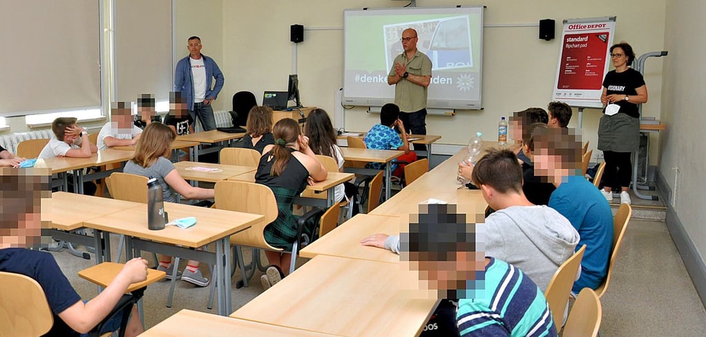 Norman Wagner (von links), Carsten Ahlborn und Doreen Schulz bei der Begrüßung in der 6. Klasse der Comenius-Schule.