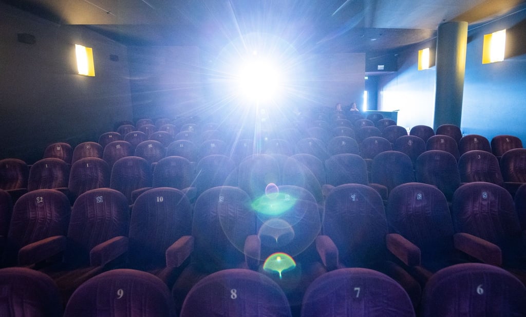 Der Filmprojektor leuchtet in einer Kinovorstellung.