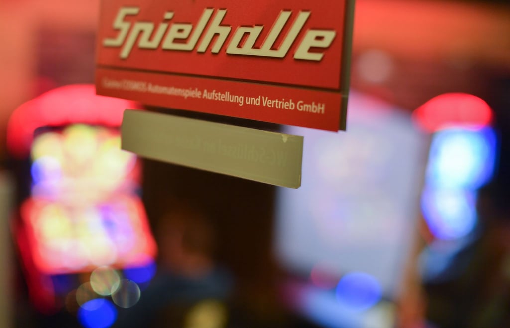 Ein Aufkleber mit der Aufschrift „Spielhalle“ an einer Glastür.