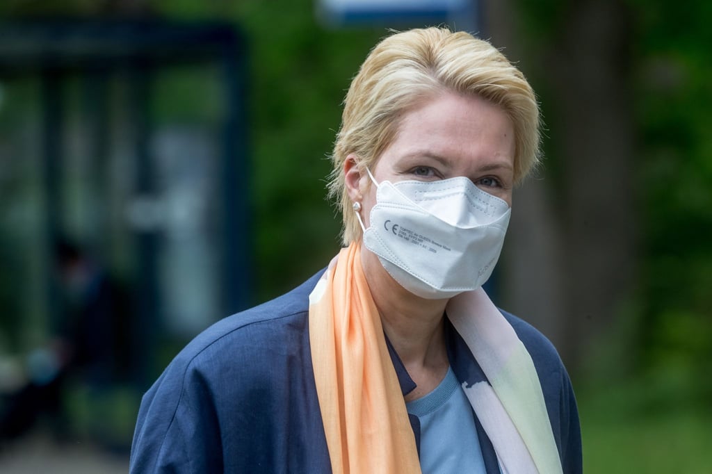 Die Ministerpräsidentin von Mecklenburg-Vorpommern Manuela Schwesig fordert bundeseinheitliche Corona-Regeln für Großveranstaltungen.