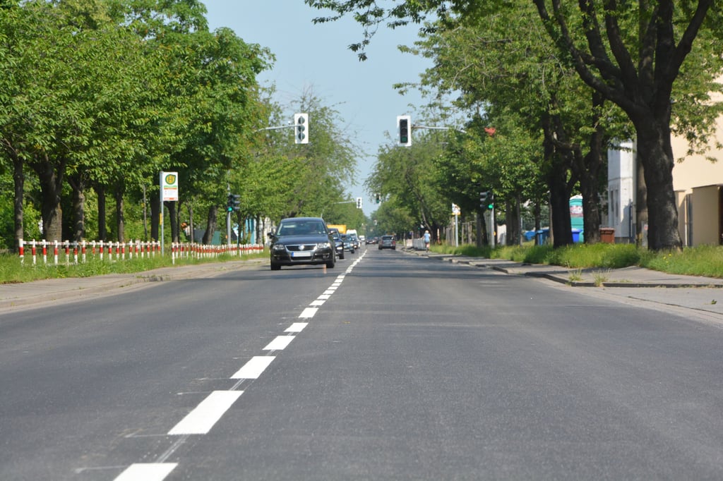 Die Wilhelm-Hellge-Straße in Schönebeck ist nach der Sanierung nicht sonderlich eben.
