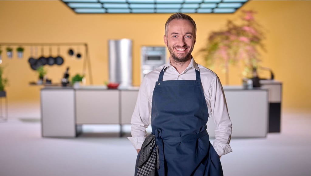 Die vom ZDF produzierte Kochsendung "Böhmi brutzelt", mit Gastgeber und Satiriker Jan Böhmermann, ist ab dem 23. Juli zu sehen.