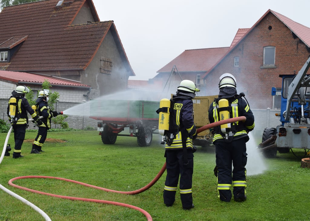 Mit zwei Trupps bekämpften die Kameraden in Döhren bei der Ausbildung einen simulierten Brand.