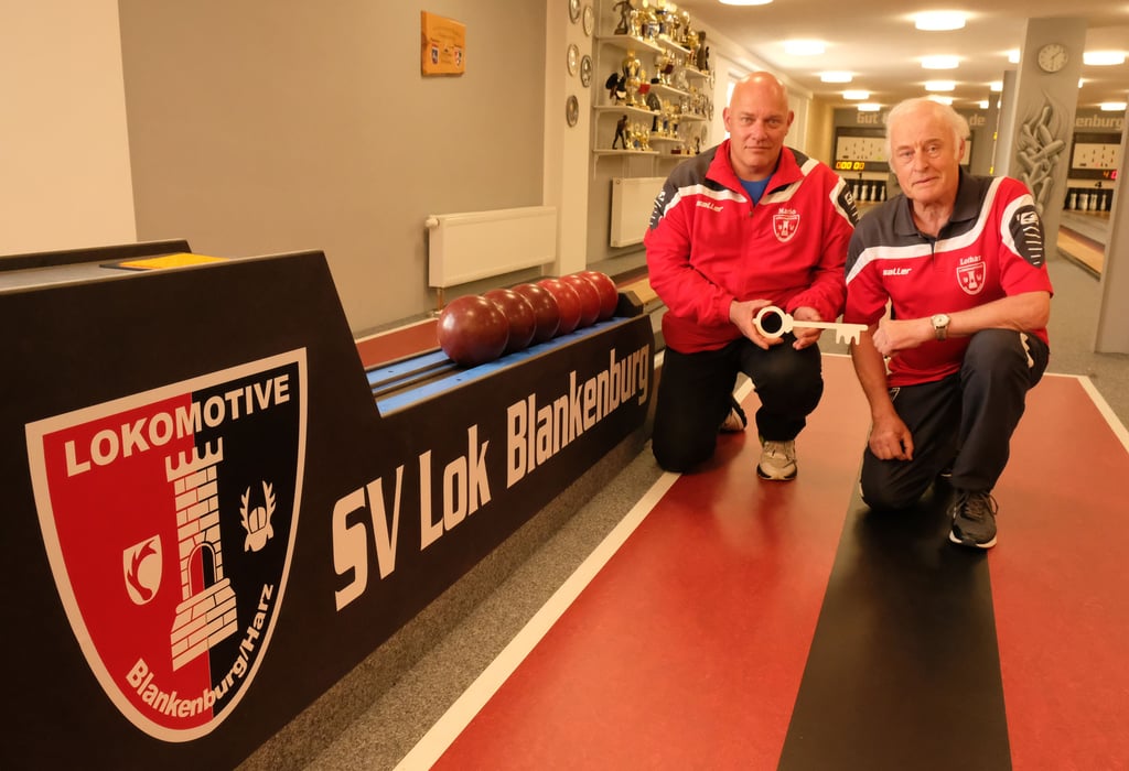 Kegel-Abteilungsleiter Mario Lindner und sein Stellvertreter Lothar Richter (von links) auf der neuen und hochmodernen Vier-Bahnen-Anlage des SV Lok Blankenburg am Mönchenfelde.