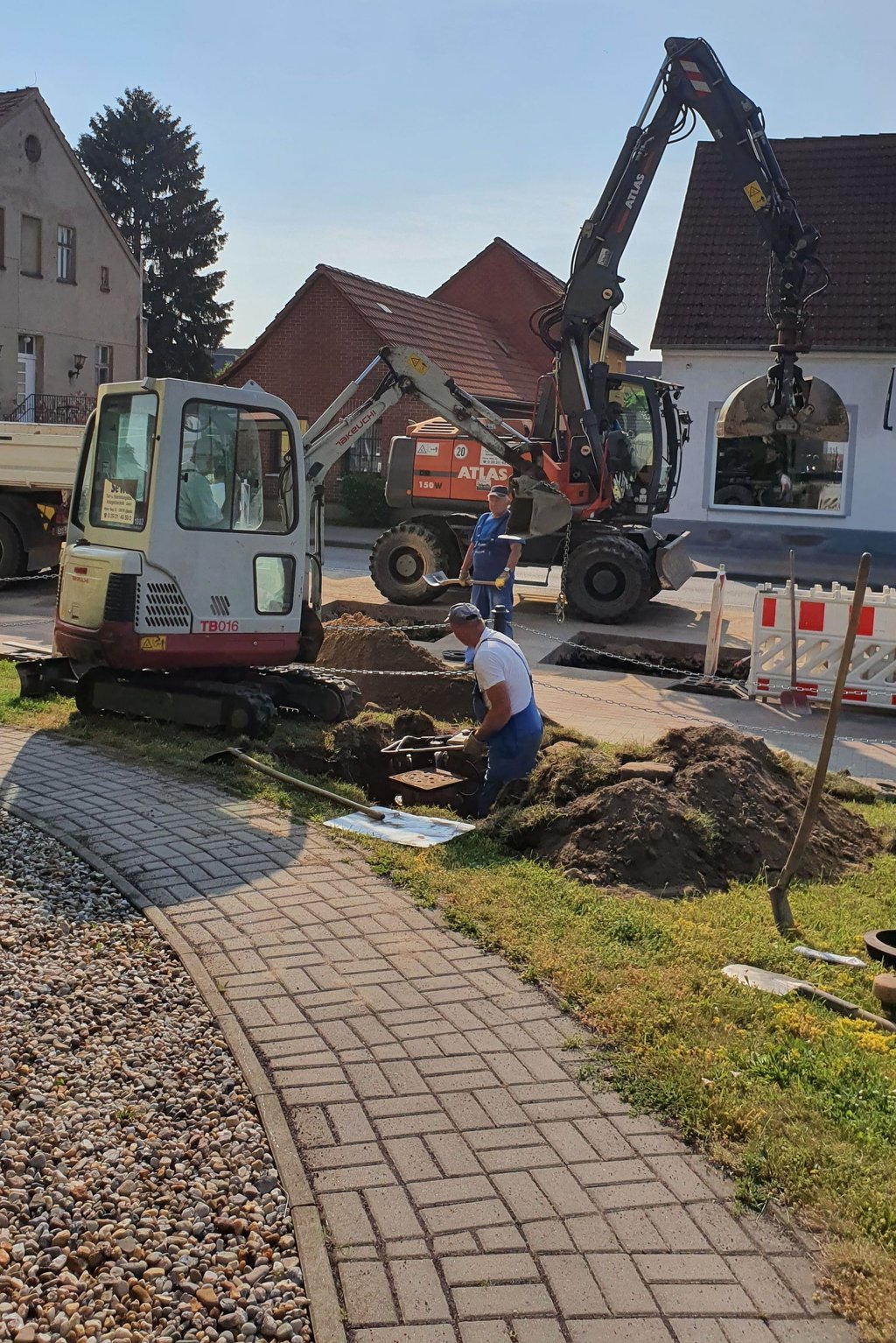 Derzeit finden die Arbeiten im Bereich der Ampelkreuzung statt, weshalb sich auch eine einseitige Sperrung für den fließenden Verkehr erforderlich machte.