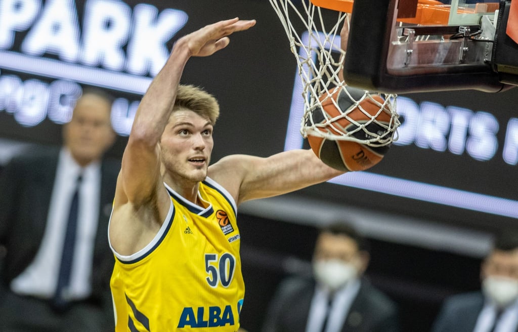 Ben Lammers legt den Ball in den Korb.