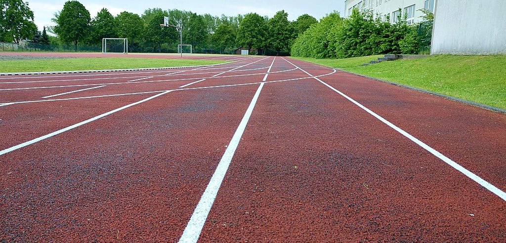 Die Verwaltung hat für den Sportplatz an der Wander-Grundschule eine Grundreinigung veranlasst.
