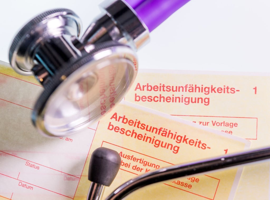 Ein Stethoskop liegt auf ärztlichen Attesten.