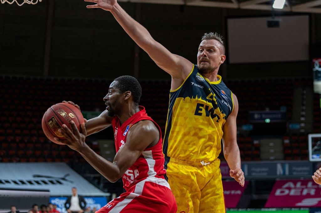 Oldenburgs Rasid Mahalbasic (r) im Zweikampf mit Bambergs Jordan Crawford.