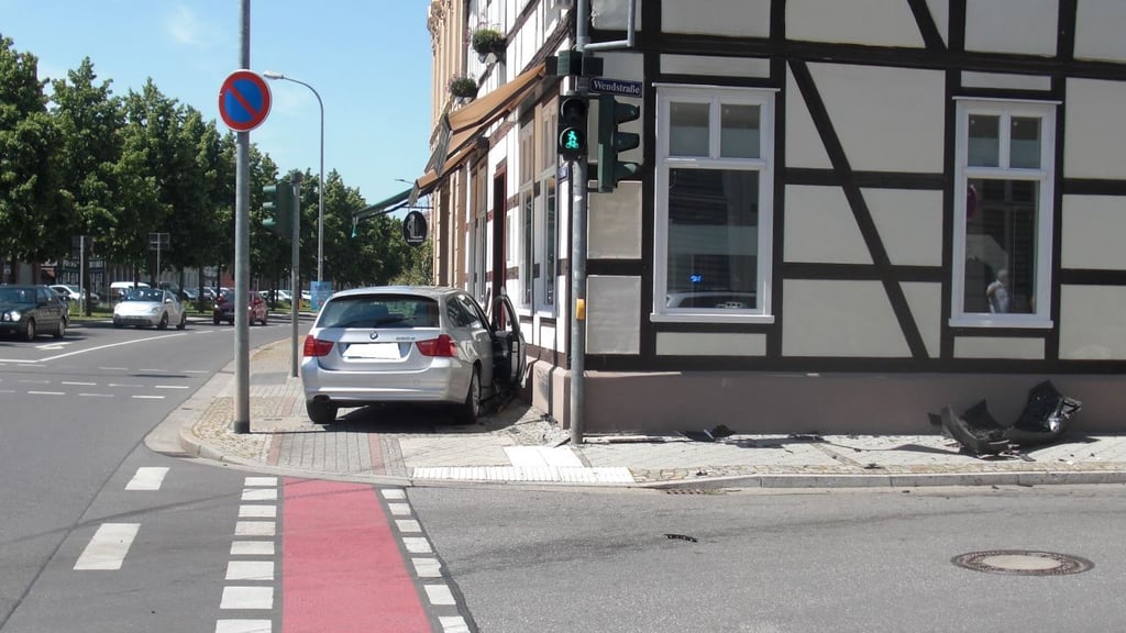 Der am Unfall beteiligte BMW kam erst auf dem Gehweg an einer Hauswand zu stehen. Bei der Kollision in Stendal wurden zwei Menschen verletzt.