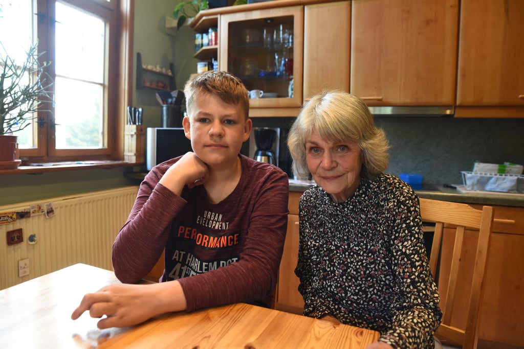 Dominik mit seiner verständnisvollen Oma, Pastorin Eva Maria Wassersleben.