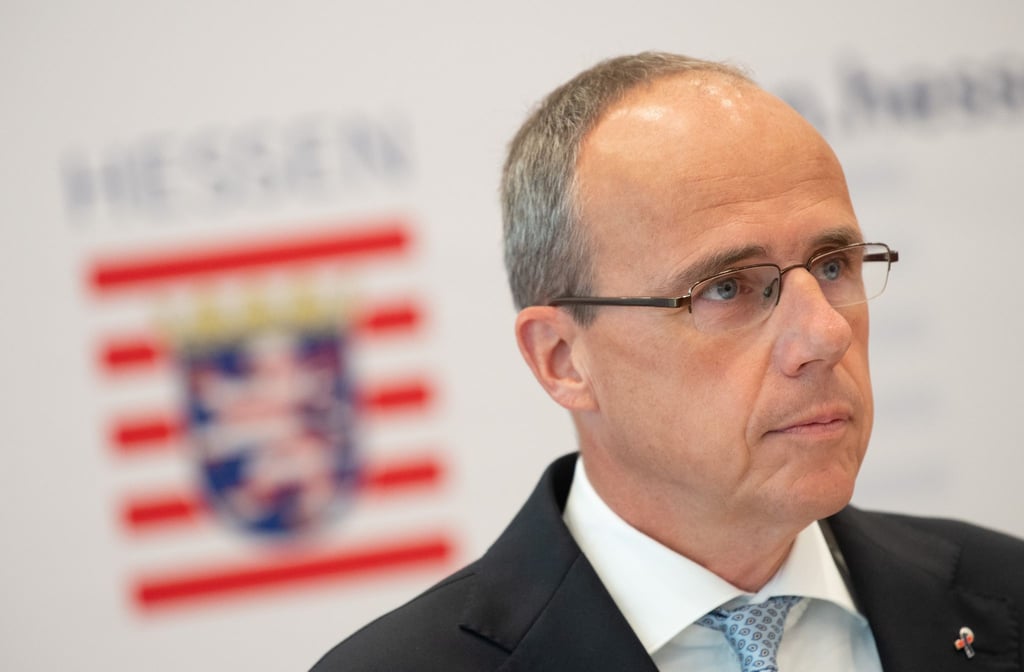 Peter Beuth (CDU), hessischer Innenminister, tritt nach dem Bekanntwerden von neuerlichen Rechtsextremismus-Vorwürfen gegen die hessische Polizei vor die Presse.
