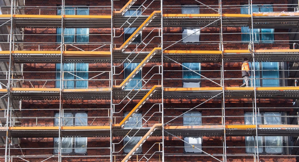 Bauarbeiter arbeiten am Neubau eines Mehrfamilienhauses im städtebaulichen Großprojekt Wasserstadt Limmer.