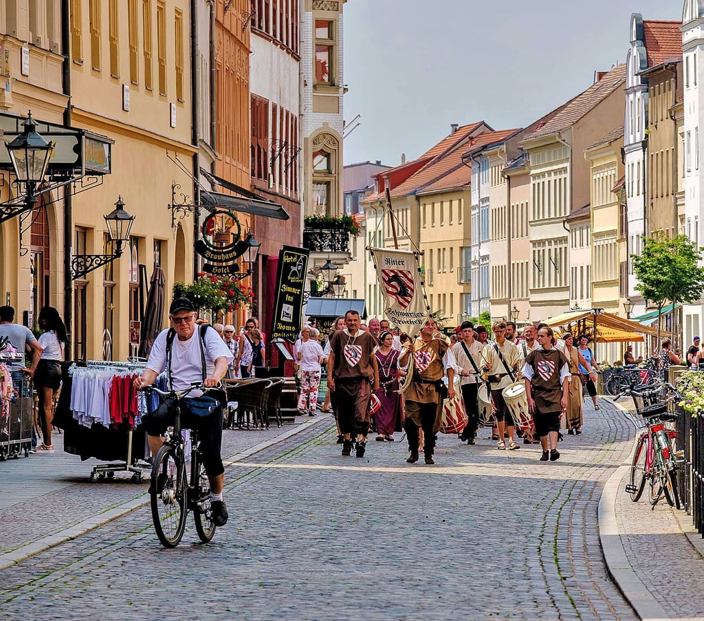 Impression vom abgesagten Stadtfest im Jahr 2020: Die Vereine ließen es sich nicht nehmen, das Stadtbild zu beleben. Sie wollten zeigen, dass es sie trotz Pandemie noch gibt.