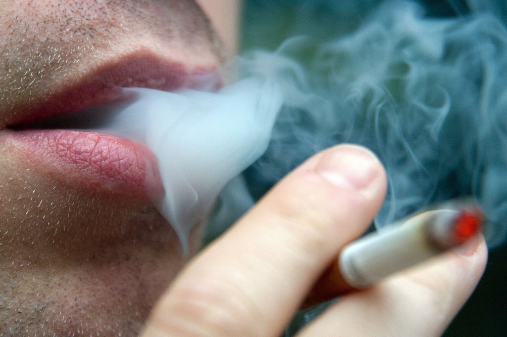 Mit dem Rauchen aufzuhören, fällt Tabak-Abhängigen meist schwer. Medikamente können dabei helfen. Laut Gesundheitsausschuss des Bundestages sollen künftig die Krankenkassen die Kosten dafür tragen.