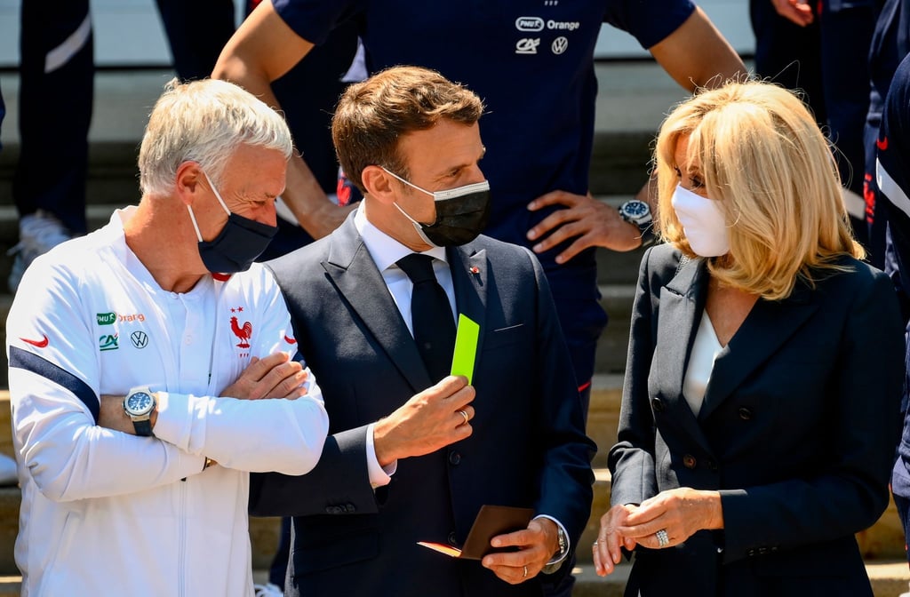 Hoher Besuch: Emmanuel Macron (M) und Gattin Brigitte stattete Nationalcoach Didier Deschamps (l) und seinem Team einen Besuch ab.