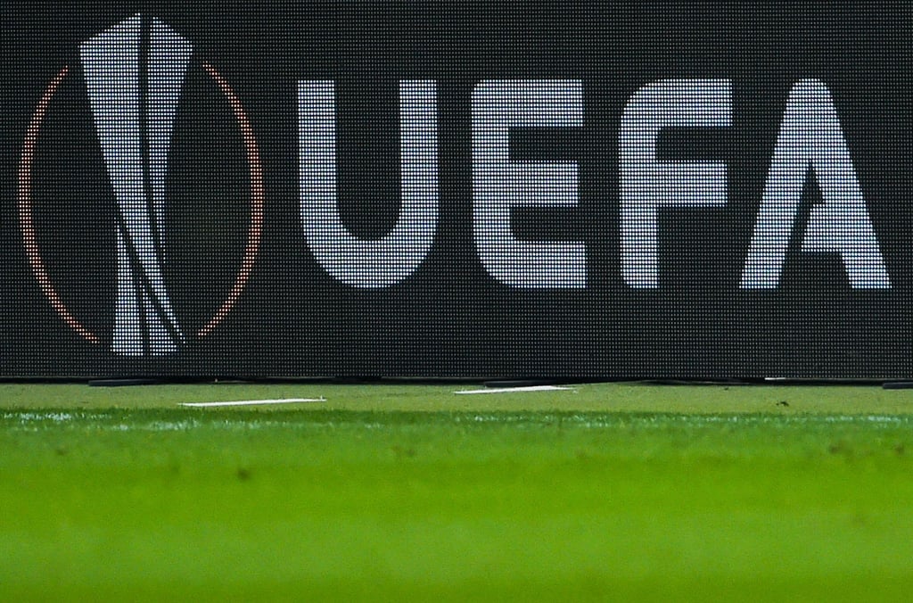 UEFA-Logo auf einer Bande während eines des Fußballspiels.
