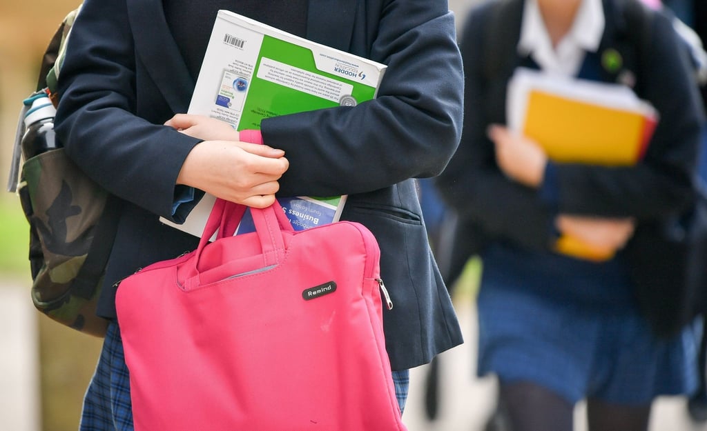 In der Schule, aber vor allem außerhalb der Unterrichtsräume - in Parks oder auf Partys: Unter britischen Schülerinnen und Schülen ist sexuelle Belästigung ein weit verbreites Problem, so eine aktuelle Untersuchung der Schulaufsichtbehörde.