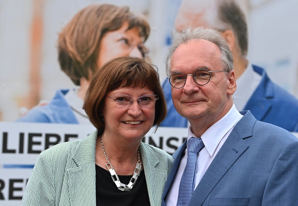 Reiner Haseloff, CDU, Ministerpräsident von Sachsen-Anhalt und seine Ehefrau Gabriele nach dem Sieg bei der Landtagswahl.