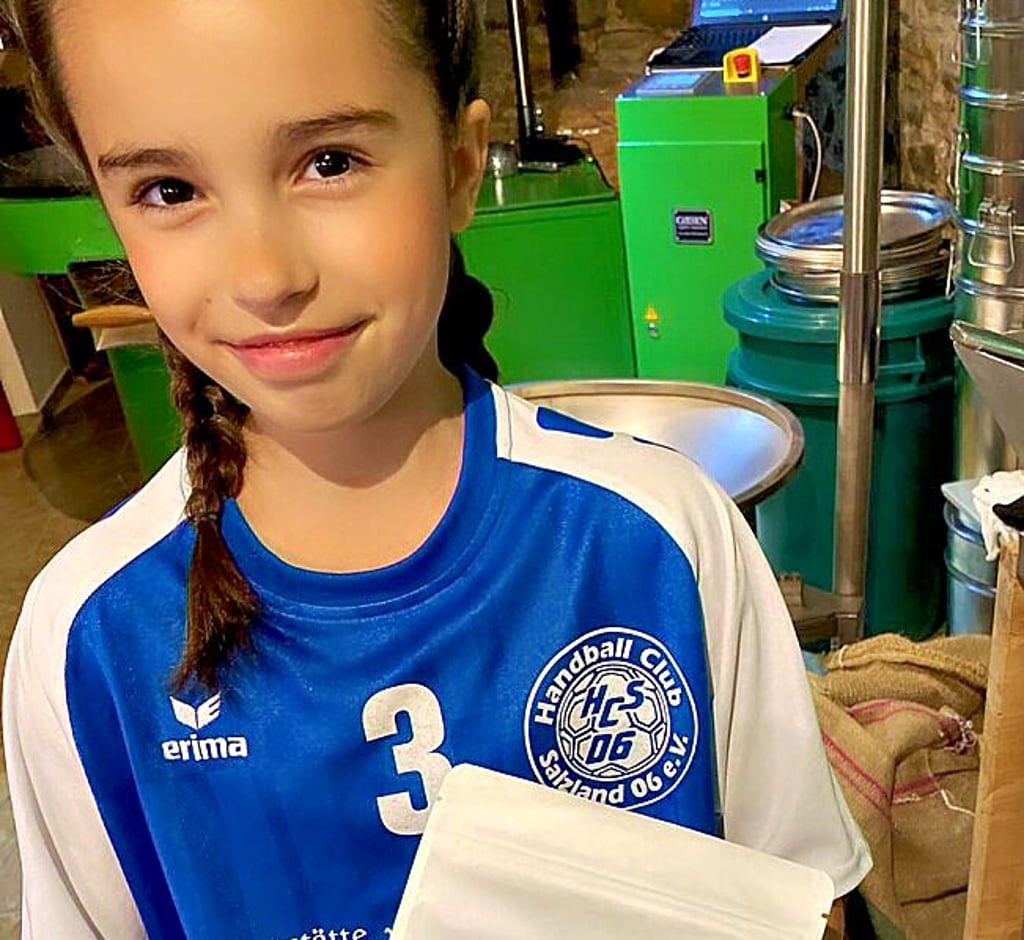 Ava Kühn vom HC Salzland 06 mit der Aktions-Kaffee-Tüte.
