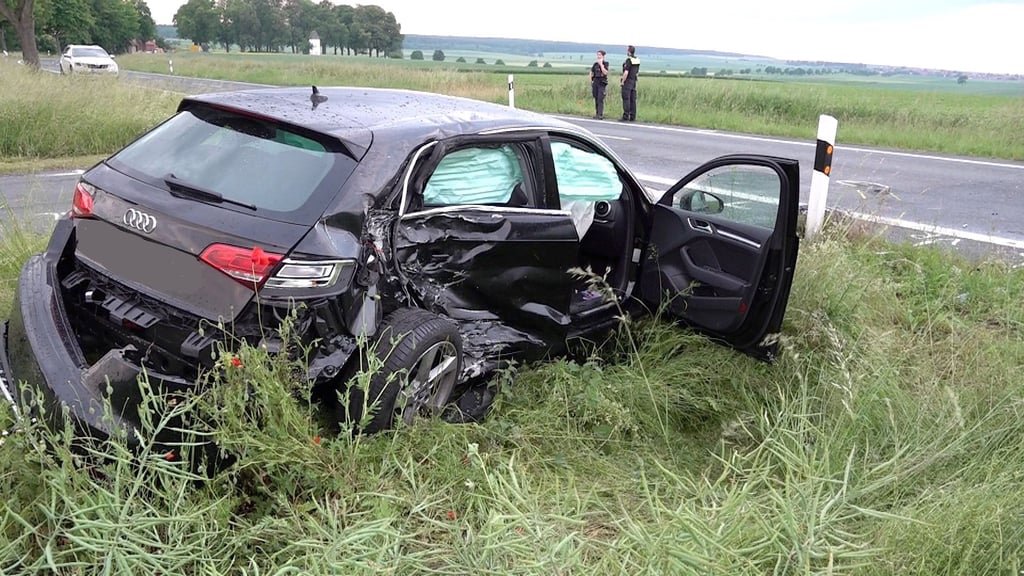 Das Motorrad kollidierte mit einem Audi - dieser wurde dabei stark beschädigt.